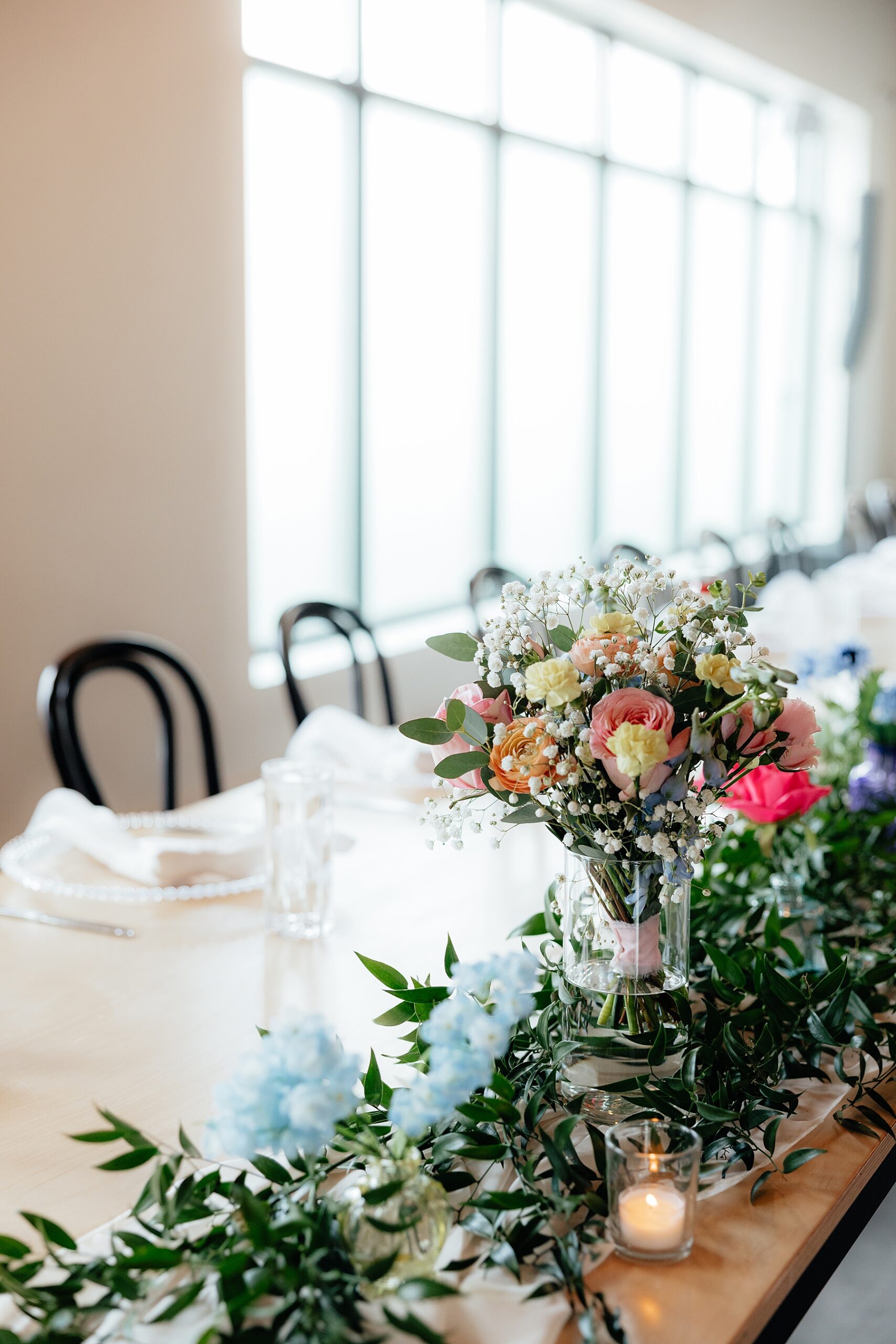 Florals on the head table.